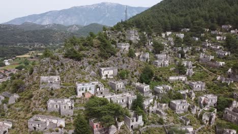 Drones-Moviéndose-Por-Las-Casas-Abandonadas-De-Kayaköy,-Una-Aldea-Mundial-De-Amistad-Y-Paz-De-La-Unesco-En-El-Distrito-De-Fethiye,-Provincia-De-Muğla,-Turquía