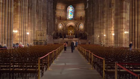 Dos-Mujeres-Caminan-Por-El-Pasillo-De-La-Catedral-De-Nuestra-Señora-De-Estrasburgo