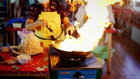 Recorrido-Por-Una-Granja-Orgánica-Y-Auténtica-Clase-De-Cocina-Tailandesa-En-Chiang-Mai,-Tailandia