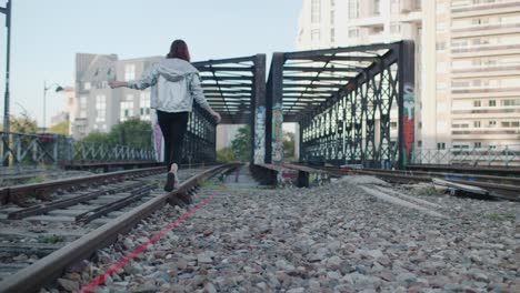 Erwachsene-Frau-Läuft-Auf-Stillgelegter-Bahnstrecke-In-Der-Nähe-Von-La-Petite-Ceinture