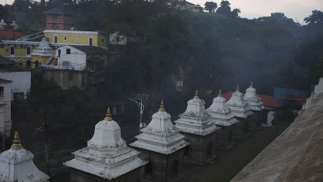 Einäscherungszeremonie-Entlang-Des-Bagmati-Flusses-Beim-Pashupatinath-Tempel