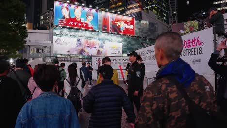 Toma-En-Cámara-Lenta-En-Primera-Persona-Hacia-La-Estación-De-Shibuya.