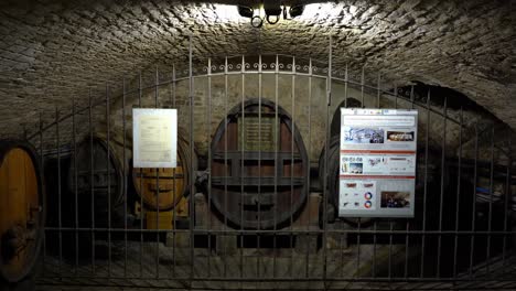 Bodega-Histórica-De-Los-Hospicios-De-Estrasburgo-Con-Viejos-Barriles-De-Vino.