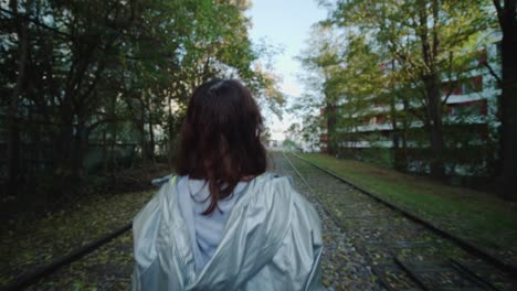 Erwachsene-Frau,-Die-Entlang-Einer-Verlassenen-Bahnstrecke-In-La-Petite-Ceinture-Läuft