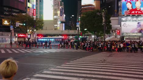 Zeitlupenaufnahme-Eines-Shibuya-Gerangels-Mit-Polizeiwachen,-Die-Die-Halloween-Feier-Verhindern