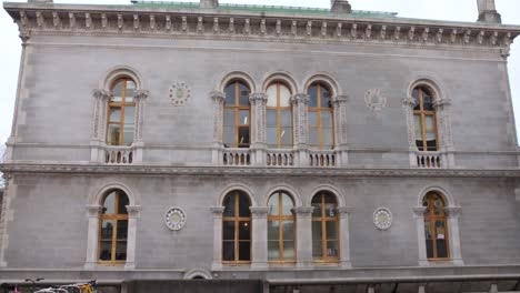 Exterior-Del-Edificio-De-Arquitectura-Neoclásica---Trinity-College-En-Dublín,-Irlanda