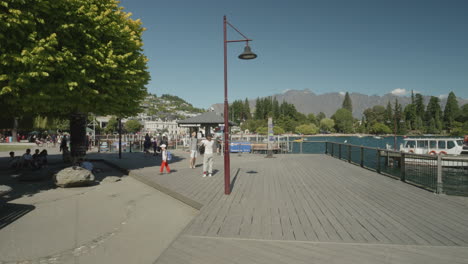 Viajeros-En-Queenstown-Marina-Wharf-En-Verano-En-Nueva-Zelanda