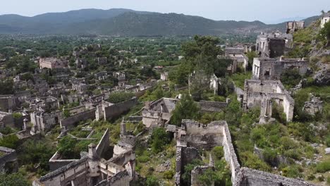 Un-Dron-Se-Acercó-A-Las-Casas-Abandonadas-De-Kayaköy,-Un-Pueblo-Mundial-De-Amistad-Y-Paz-De-La-Unesco,-Ubicado-En-La-Provincia-De-Fethiye,-Turquía.