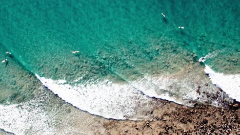 Vista-Aérea-Del-Paisaje-Marino-Con-Surfistas-En-Noosa,-Queensland,-Australia---Disparo-De-Drone