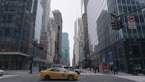 Poco-Tráfico-En-La-Calle-42-De-Nueva-York-Durante-El-Coronavirus.