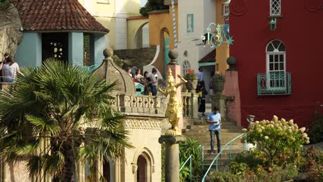 Turistas-En-Portmeirion,-Un-Pueblo-Turístico-De-Estilo-Italiano-En-La-Costa-Del-Norte-De-Gales.