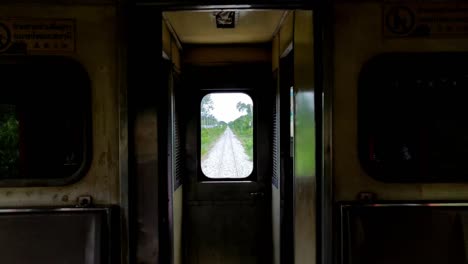 Eine-Zugfahrt-Von-Bangkok-Zum-Mae-Klong-Eisenbahnmarkt