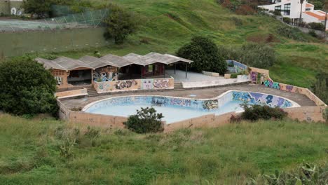 Piscina-Abandonada-Y-Ruinosa-En-Canico,-Madeira