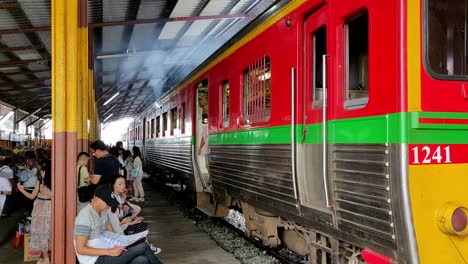 Un-Viaje-En-Tren-Desde-Bangkok-Al-Mercado-Ferroviario-De-Mae-Klong