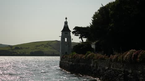 Faro-En-La-Costa-De-Portmeirion,-Un-Pueblo-De-Estilo-Italiano-En-El-Norte-De-Gales,-Reino-Unido.