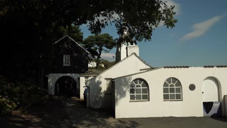 Leuchtturm-An-Der-Küste-Von-Portmeirion,-Einem-Dorf-Im-Italienischen-Stil-Im-Norden-Von-Wales,-Großbritannien