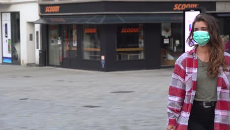 Joven-Solitaria-Con-Máscara-Caminando-Por-La-Plaza-De-La-Ciudad-Durante-El-Brote-De-Coronavirus