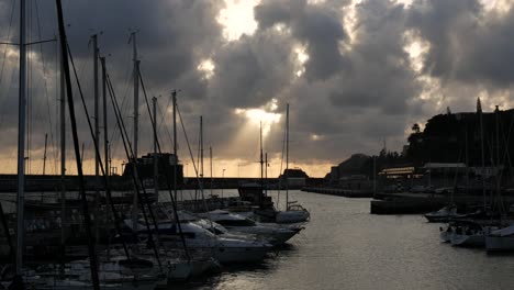 Barcos-Y-Yates-Amarrados-En-El-Puerto-De-Funchal-Al-Atardecer.