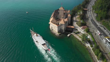 Revelación-De-Inclinación-Aérea-Del-Castillo-De-Chillon-Y-El-Bote-De-Vapor-La-Suisse-En-El-Lago-De-Ginebra