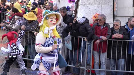 Solothurn,-Suiza---03-De-Marzo-De-2019:-Divertido-Club-De-Carnaval-Femenino-Con-Máscaras-Ridículas-Jugando-Caminando-Por-El-Carnaval-Y-Bailando