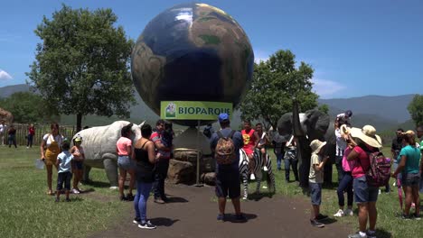 Passanten-Im-Vergnügungspark-Bioparque