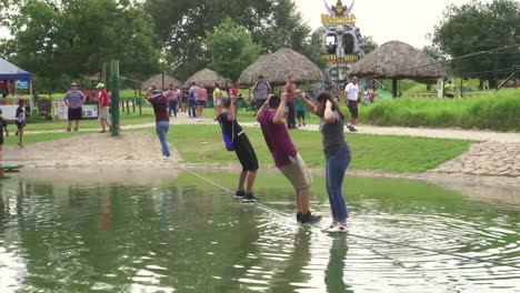 Equilibrio-En-Cuerda-Floja-Sobre-El-Agua-Y