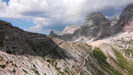 Paso-Elevado-Aéreo-Hacia-Atrás-Sobre-La-Ruta-De-Senderismo-A-Tre-Cime-Di-Lavardeo-En-Los-Dolomitas-Italianos