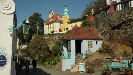 Vista-De-Portmeirion,-Un-Pueblo-Turístico-De-Estilo-Italiano-En-La-Costa-Del-Norte-De-Gales.