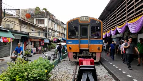 Un-Viaje-En-Tren-Desde-Bangkok-Al-Mercado-Ferroviario-De-Mae-Klong