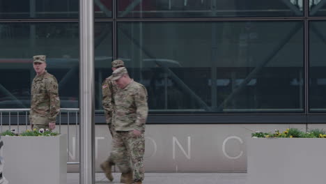 Personal-Militar-Caminando-Frente-Al-Centro-Javits-Durante-El-Brote-De-Coronavirus