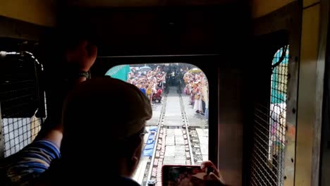 A-train-ride-from-Bangkok-to-Mae-Klong-railway-market