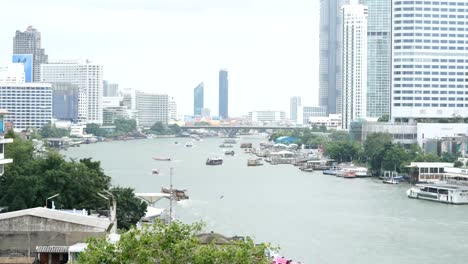 Lapso-De-Tiempo-En-El-Río-Chao-Praya-Desde-La-Mañana-Hasta-La-Noche-Con-Barcos-Y-Ferries-Pasando