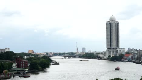 Lapso-De-Tiempo-En-El-Río-Chao-Praya-Desde-La-Mañana-Hasta-La-Noche-Con-Barcos-Y-Ferries-Pasando