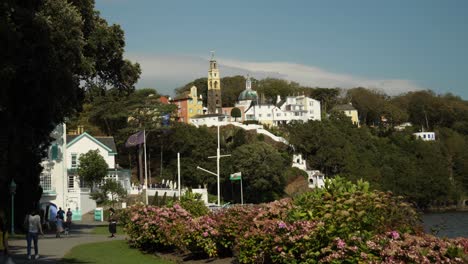 Vista-De-Portmeirion,-Un-Pueblo-Turístico-De-Estilo-Italiano-En-La-Costa-Del-Norte-De-Gales.