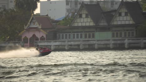 Kamerafahrt-Eines-Jetskis-In-Einem-Fluss-Einer-Vietnamesischen-Stadt