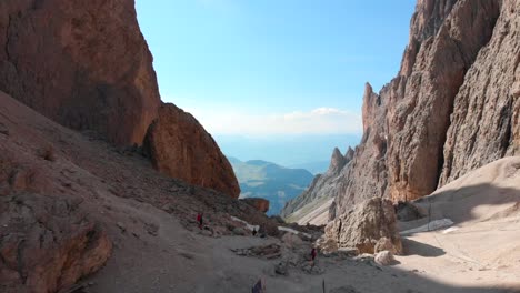 Drohne-Fliegt-Vorwärts-über-Den-Gipfel-Des-Langkofels-In-Den-Italienischen-Dolomiten