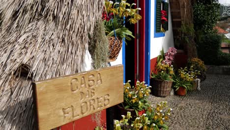 Casa-Tradicional-En-El-Pueblo-De-Santana,-Madeira