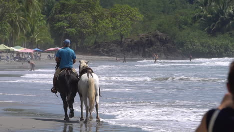 Montar-A-Caballo-En-La-Playa-De-Arena