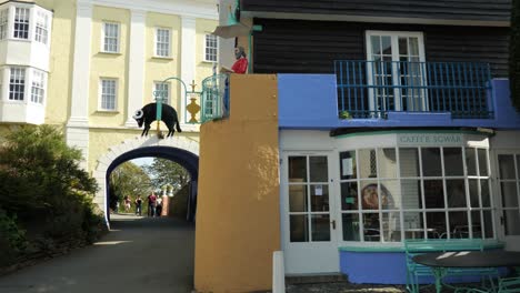 Coffee-Shop-And-Saint-Peter-Statue-At-The-Entrance-Of-Portmeirion-Village,-In-North-Wales