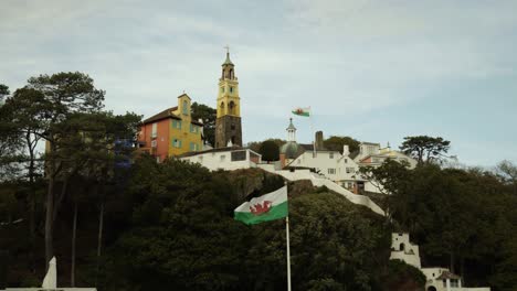 Banderas-Galesas-Ondeando-En-Portmeirion,-Un-Pueblo-Turístico-De-Estilo-Italiano-En-La-Costa-Del-Norte-De-Gales,-Reino-Unido