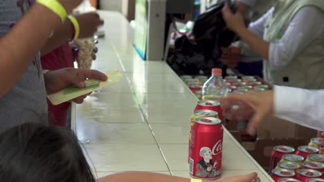 Entrega-De-Refrescos-En-Comida-Rápida.