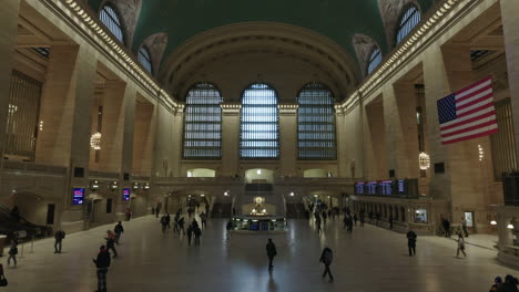 Inclínese-Hacia-Abajo-En-El-Vestíbulo-Casi-Vacío-De-La-Gran-Estación-Central-Durante-El-Virus-De-La-Corona