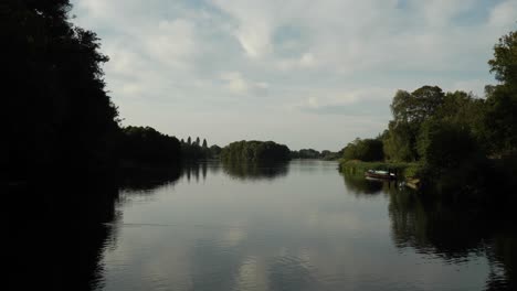 Kontrastreiche-Aufnahmen-Des-Friedlichen-Trentham-Sees-An-Einem-Sonnigen-Tag