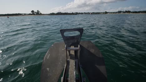 Blick-Auf-Den-Anker-Vor-Dem-Boot,-Das-Sich-An-Einem-Sonnigen-Tag-Durch-Die-Gewässer-Von-Port-La-Foret-Bewegt