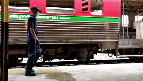 A-train-ride-from-Bangkok-to-Mae-Klong-railway-market