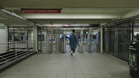 Pendler,-Die-U-Bahn-Drehkreuze-Verlassen-Und-Betreten,-Tragen-Handschuhe-Und-Waschen-Sich-Die-Hände