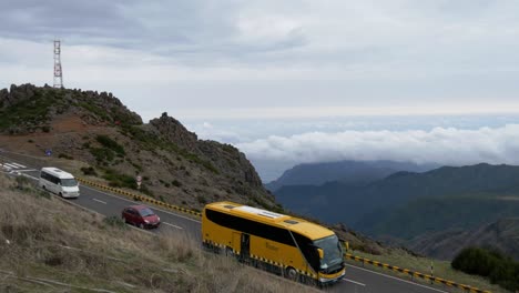 Parkende-Fahrzeuge-Am-Ende-Der-Bergstraße-über-Den-Wolken-Auf-Dem-Dritthöchsten-Gipfel-Der-Insel-Madeira,-Dem-Pico-Do-Areeiro