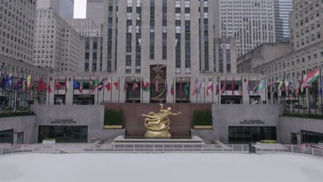 Toma-Estática-De-Un-Anillo-De-Hielo-Desierto-En-El-Rockefeller-Center-Durante-El-Brote-De-Coronavirus.