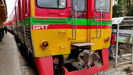 A-train-ride-from-Bangkok-to-Mae-Klong-railway-market