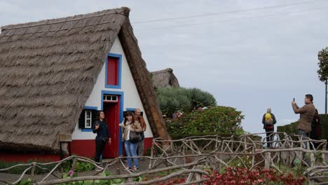 Traditionelles-Haus-Im-Dorf-Santana,-Madeira